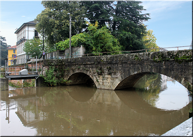 Il Ponte nuovo, sul lato la derivazione che genera il Lambretto