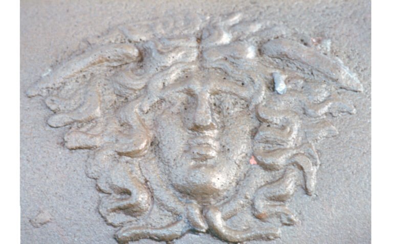 figura femminile (medusa?)