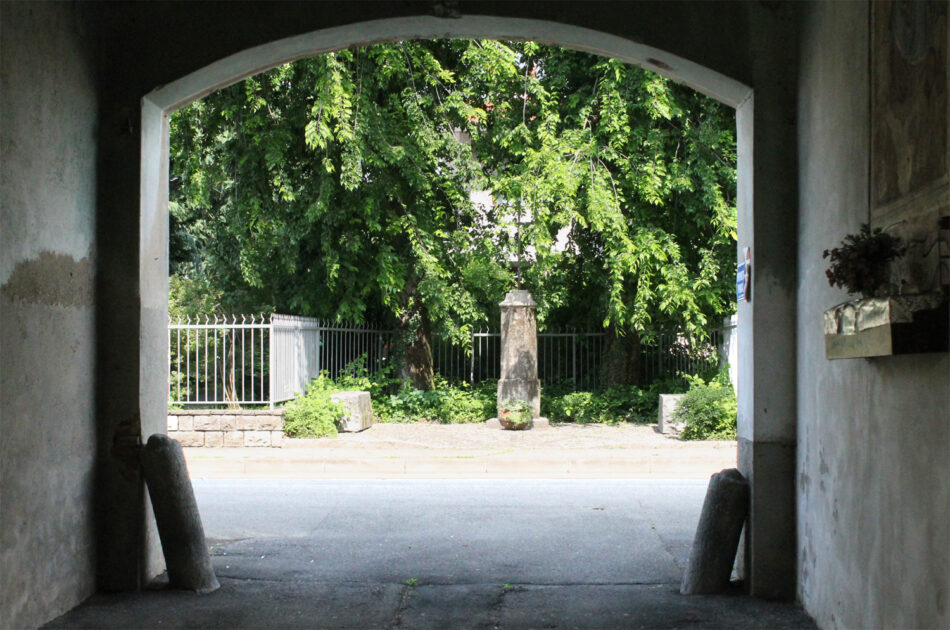 La colonna votiva ripresa, anno 2020, dall'androne della Cascina San Giacomo