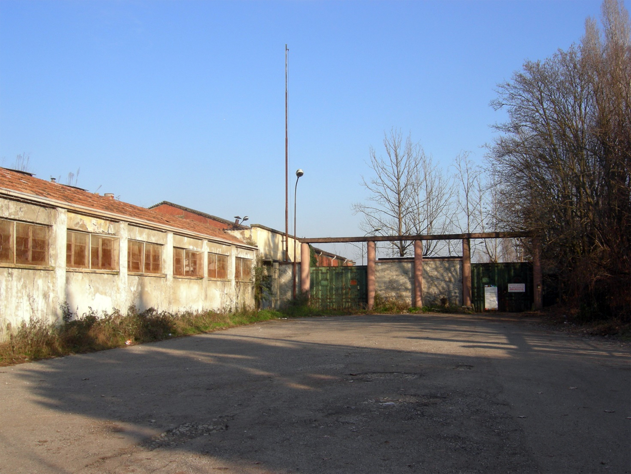 La Via Bestetti: a sinistra in fondo l’ingresso alla portineria, a far da lato al viale l’ex scapolame