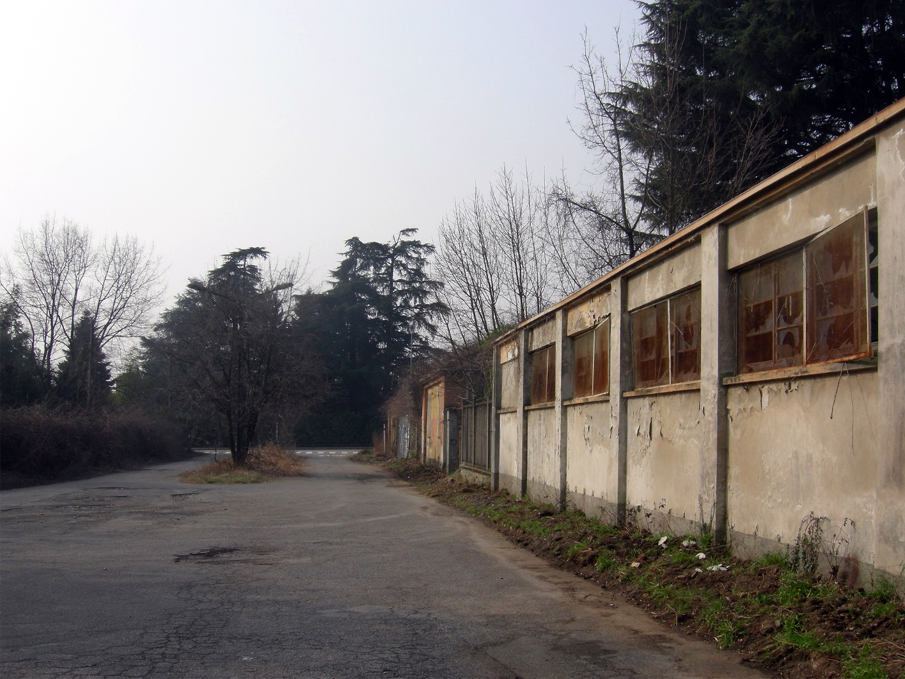 Via Bestetti direzione Sud, ortogonale alla Via Battisti: qui vi sfociano uno dei passaggi al biciclettaio, l’accesso alla mensa e alla biblioteca