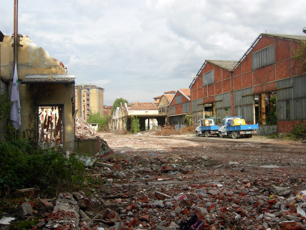 Cortile interno ex “Piazzaletto”: a sinistra era l’infermeria, a destra gli ex hangar e officine Bestetti riclassificati e riutilizzati da Falck